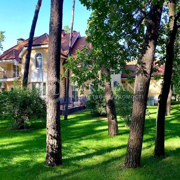 Конча-Заспа. 500 м.кв. Будинок в сосновому лісі.