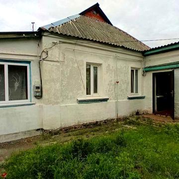 Продам жилий будинок та 9сот.землі в смт.Макарів.