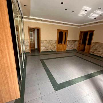 Продаж чотирикімнатної квартири по вул.Капушанська.