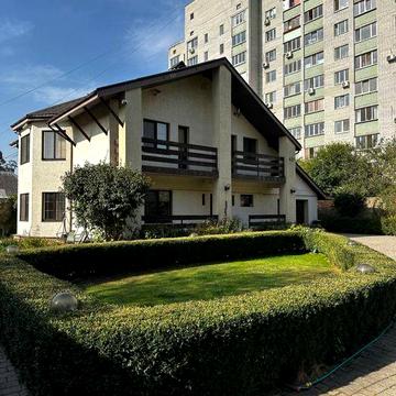 Продаж чудового будинку з басейном в самому центрі м.Бровари