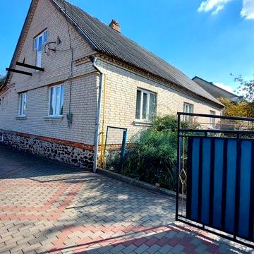 Продається будинок у м.Горохів, на території є гараж хлів, літня кухня