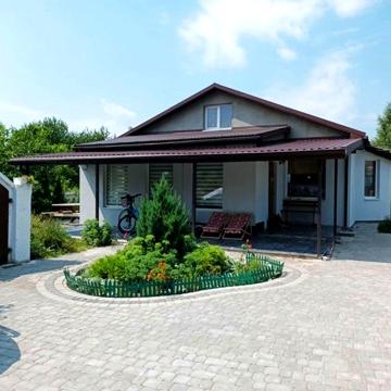 Будинок з ремонтом та меблями(є ще літній будиночок),40 сотих землі
