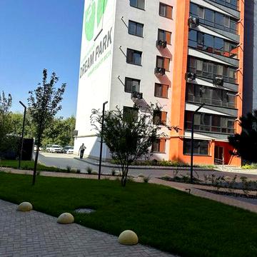 Велика і простора 2к, зданий будинок, центр, парк, середній поверх.