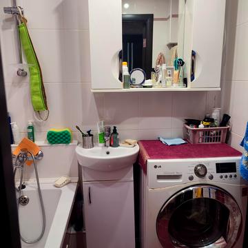 Космонавтів вул., 6