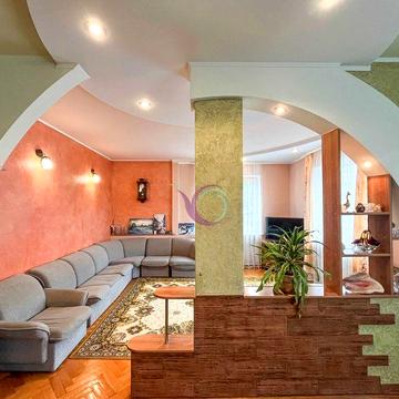 Просторий Будинок в передмісті.(Підгайці).