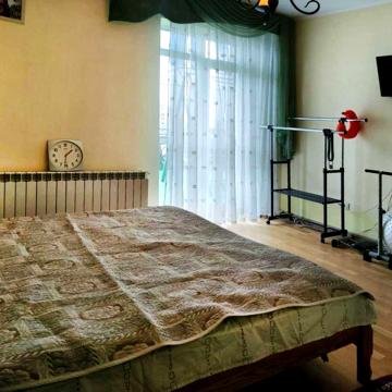 Будинок по вул. Кримська зі спальні вихід на терасу