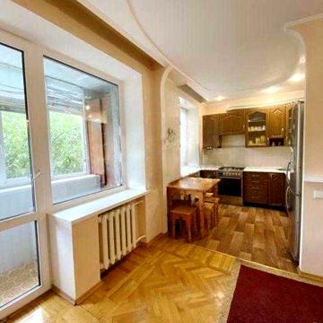 Продам 3-х кімнатну квартиру студію з балконом