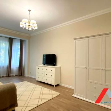 Будівельників вул., 33