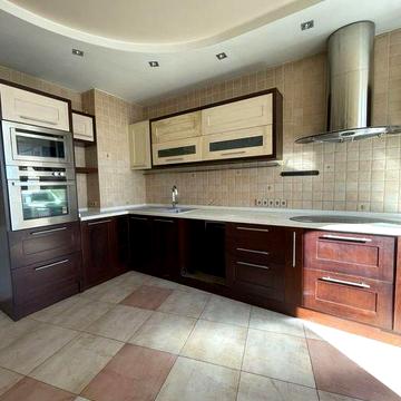 Продаж 4кімнатної квартири,метро Лівобережна,Шептицького 10