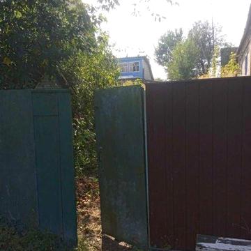 Продається половина будинку з ділянкою землі с.Микуличі.