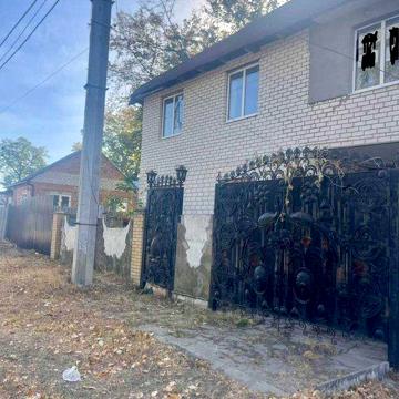 2 поверховий цегляний будинок у центрі Дергачів, 7 км від Харкова.