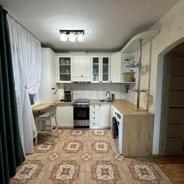 Продам З-х кімнтатну квартиру зі землею поряд