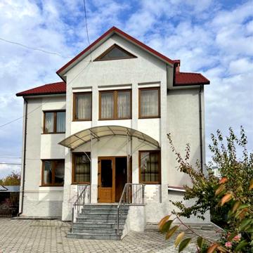 Двоповерховий будинок по Коріатовичів торг