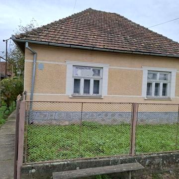 Від Берегове 1км с. Яноші 130 кв.м будинок.