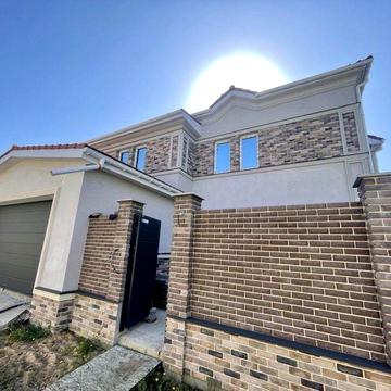 Совиньон.Дом из красного кирпича с бассейном