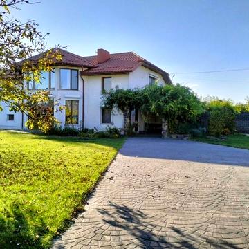 ~Продається просторий будинок неподалік міста