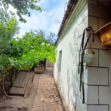 Продається, або здається в оренду півбудинку(більша частина)