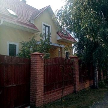 Будинок і гостьовий будиночок на осокорках