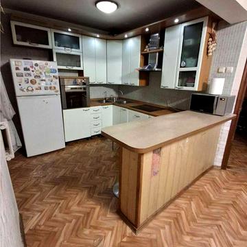 Продаж просторої двоповерхової квартири в найкращому районі міста.