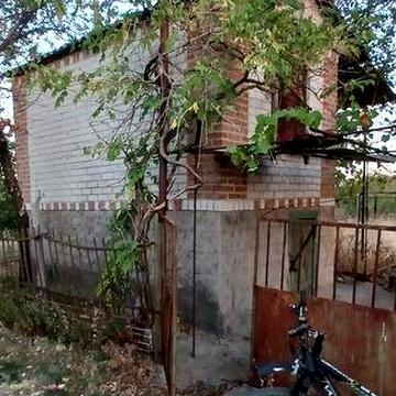 Дача с двумя участками на берегу реки..Рядом лес.