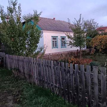 Продається 4-кімнатний будинок. Стіни з шлакоблоку. Літня кухня.