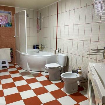 Продається двохрівнева квартира в гарному стані з меблями