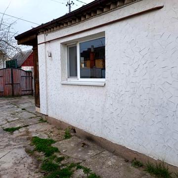 Частина будинку Короленка біля жіночого монастиря.