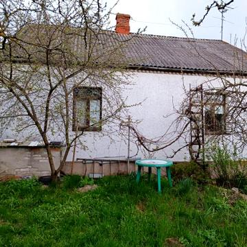 Частина будинку Короленка біля жіночого монастиря.