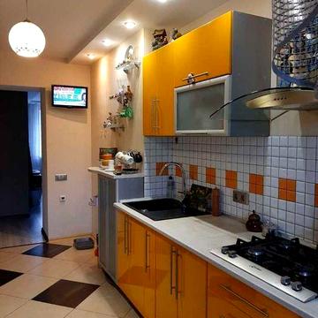 Розкішна трикімнатна квартира в новому цегляному будинку.