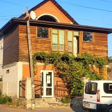 Будинок 220кв. Центр 2 пов. Є дозвіл під комерцію. Сховище. Власник.