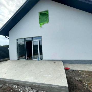 Шкарівка.Відразу при вїзді розташований будинок.