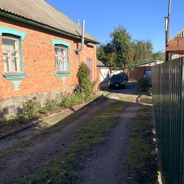 Будинок з земельною ділянкою, терміново.
