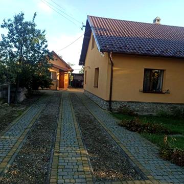 2-поверх. будинок з ремонтом,120 кВ.м.ділянка 68 сот,Назавизів