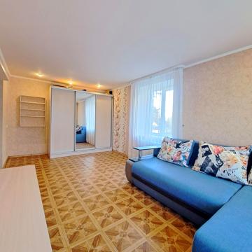 Богдана Хмельницького просп. (Героїв Сталінграда), 8