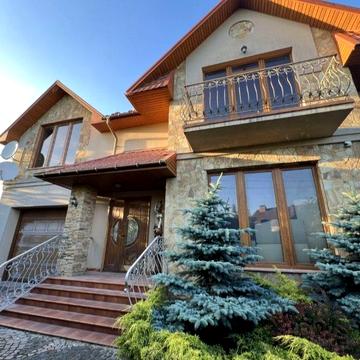 Дизайнерський будинок,,Новий двір" 10 сот..Зручна локація розташування