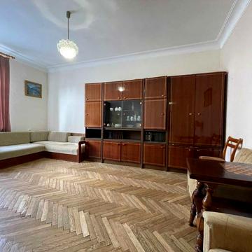 Продам 3 кімнатну в центрі Києва вул.  Лютеранська 17