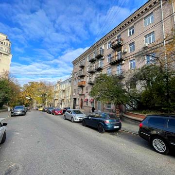 Продам 3 кімнатну в центрі Києва вул.  Лютеранська 17