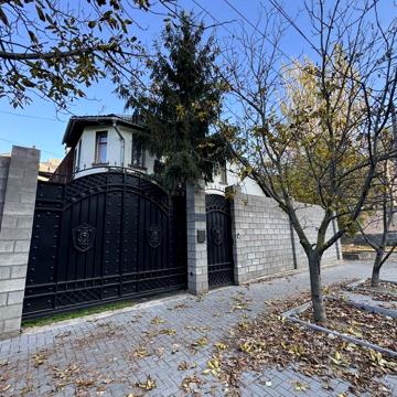 Продажа двух добротных домов на одном участке в Лесках
