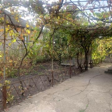 Будинок з літньою кухнею в Апостолове