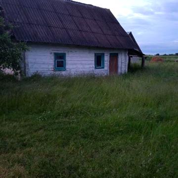Стара хата. Світло, асвальт, центр села,