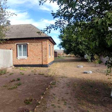 Продаж квартири на землі з господарськими будівлями