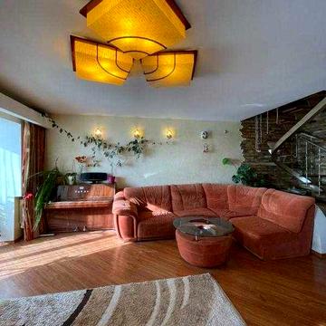 Продається велика 3-кімнатна квартира біля Парку Перемоги