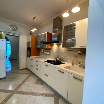 Продам 3-х кімнатну  2 х рівневу квартиру,автономне опалення,сталінка.
