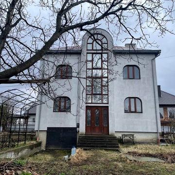 Будинок з прилеглою земельною ділянкою