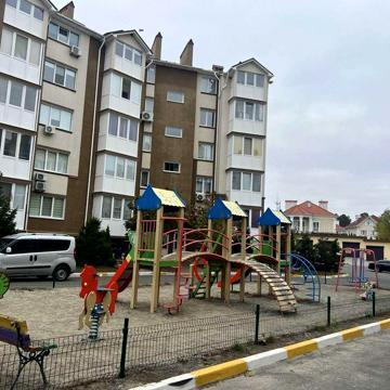 Однокімнатна квартира з частковим ремонтом