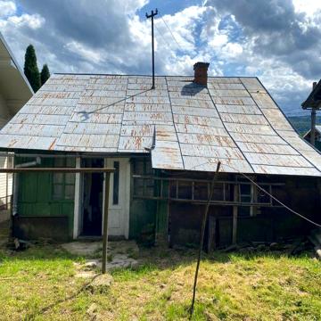 Продається старий будинок в місті Косів (центр).