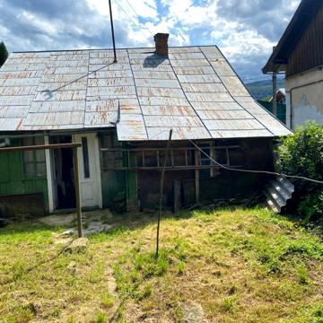 Продається старий будинок в місті Косів (центр).
