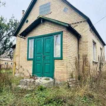Житловий будинок із земельною ділянкою
