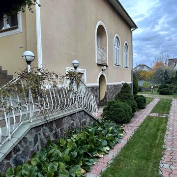 Продається великий будинок