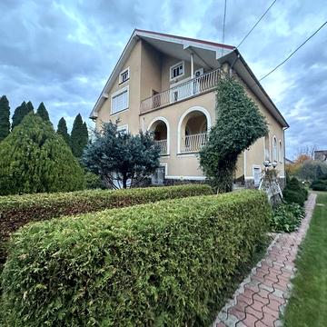 Продається великий будинок